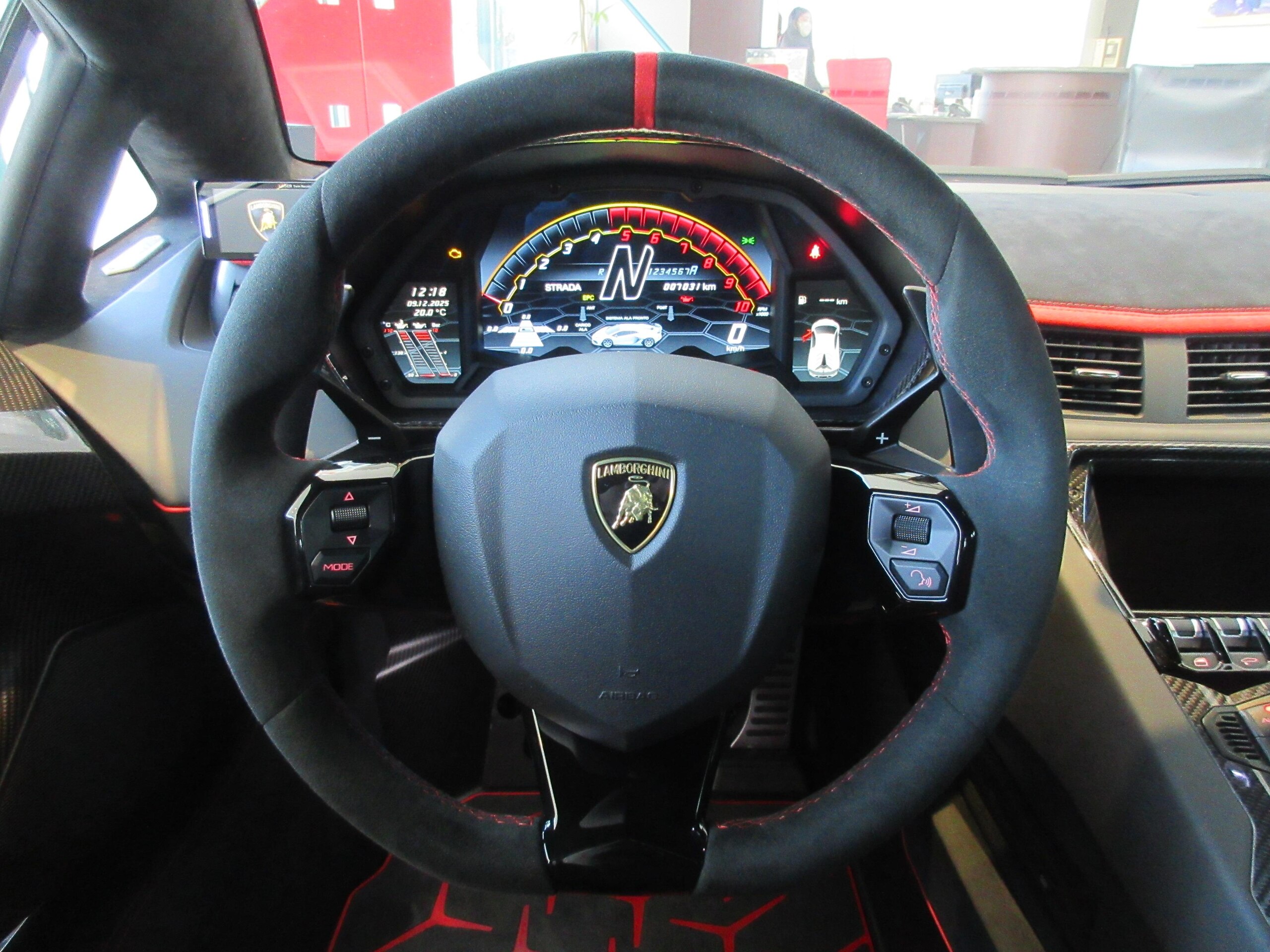 2019 Lamborghini Aventador SVJ — Photo 11 / 16