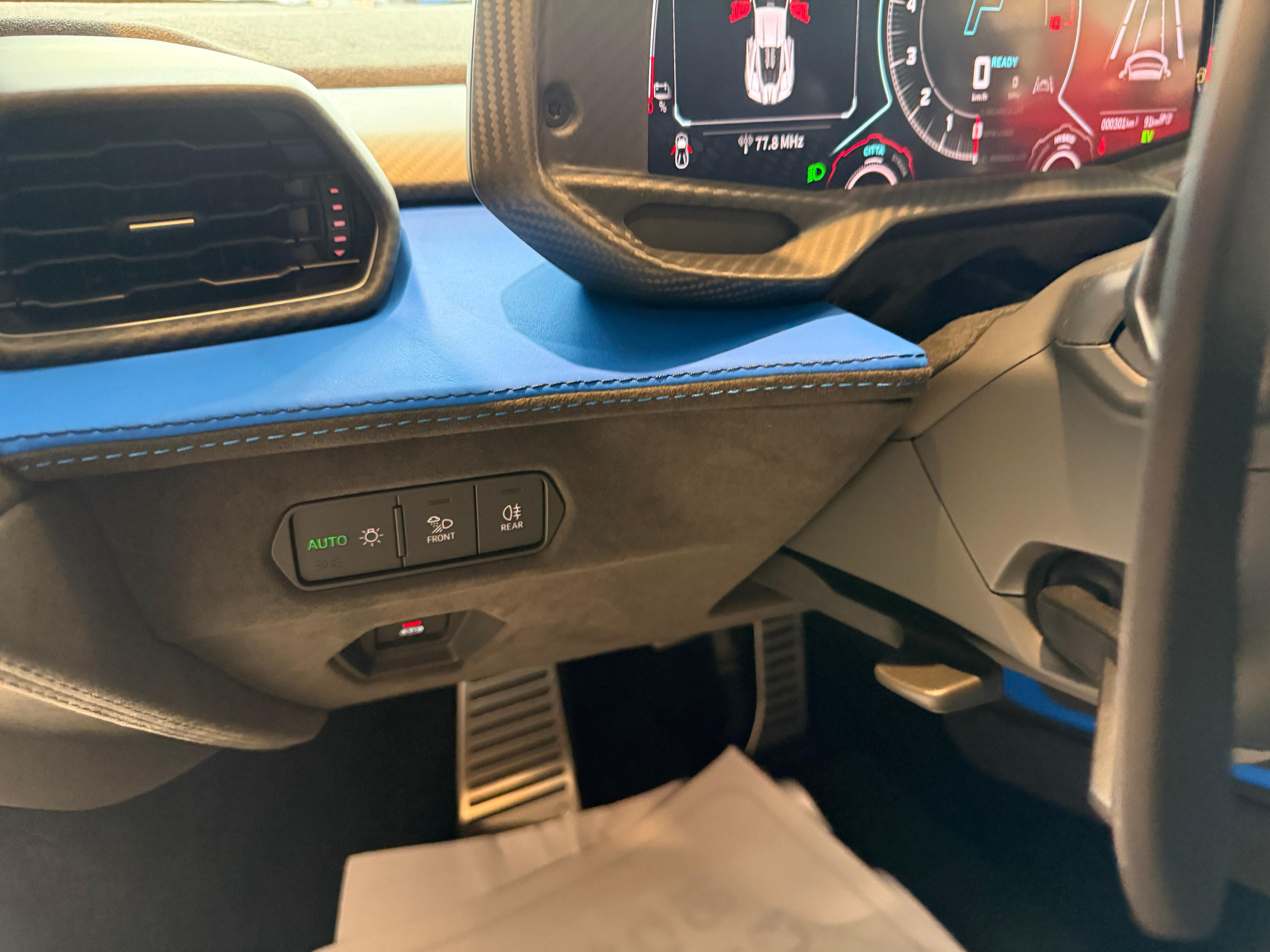 2024 Lamborghini Revuelto — Photo 10 / 14