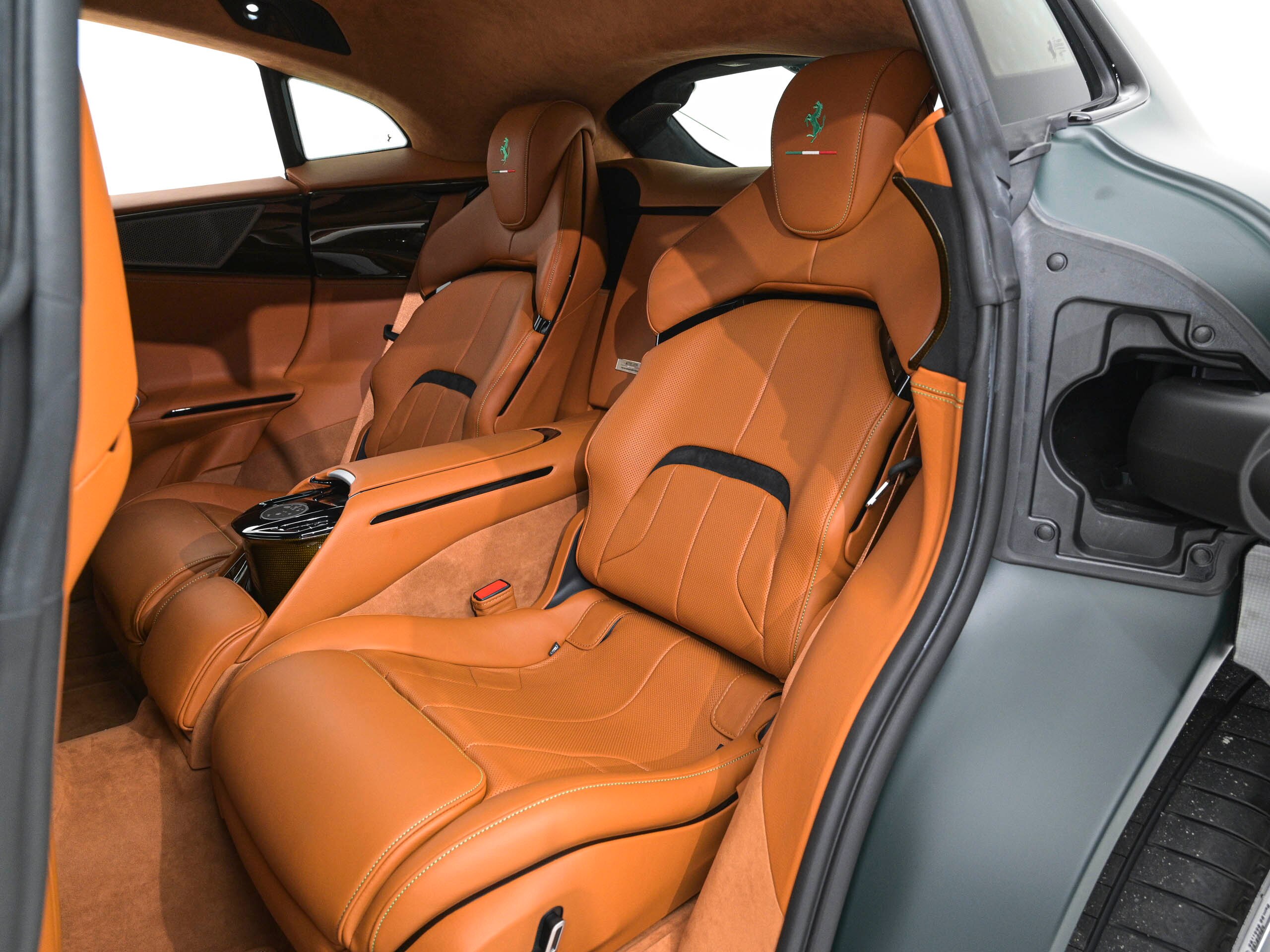 2025 Ferrari Purosangue — Photo 15 / 21