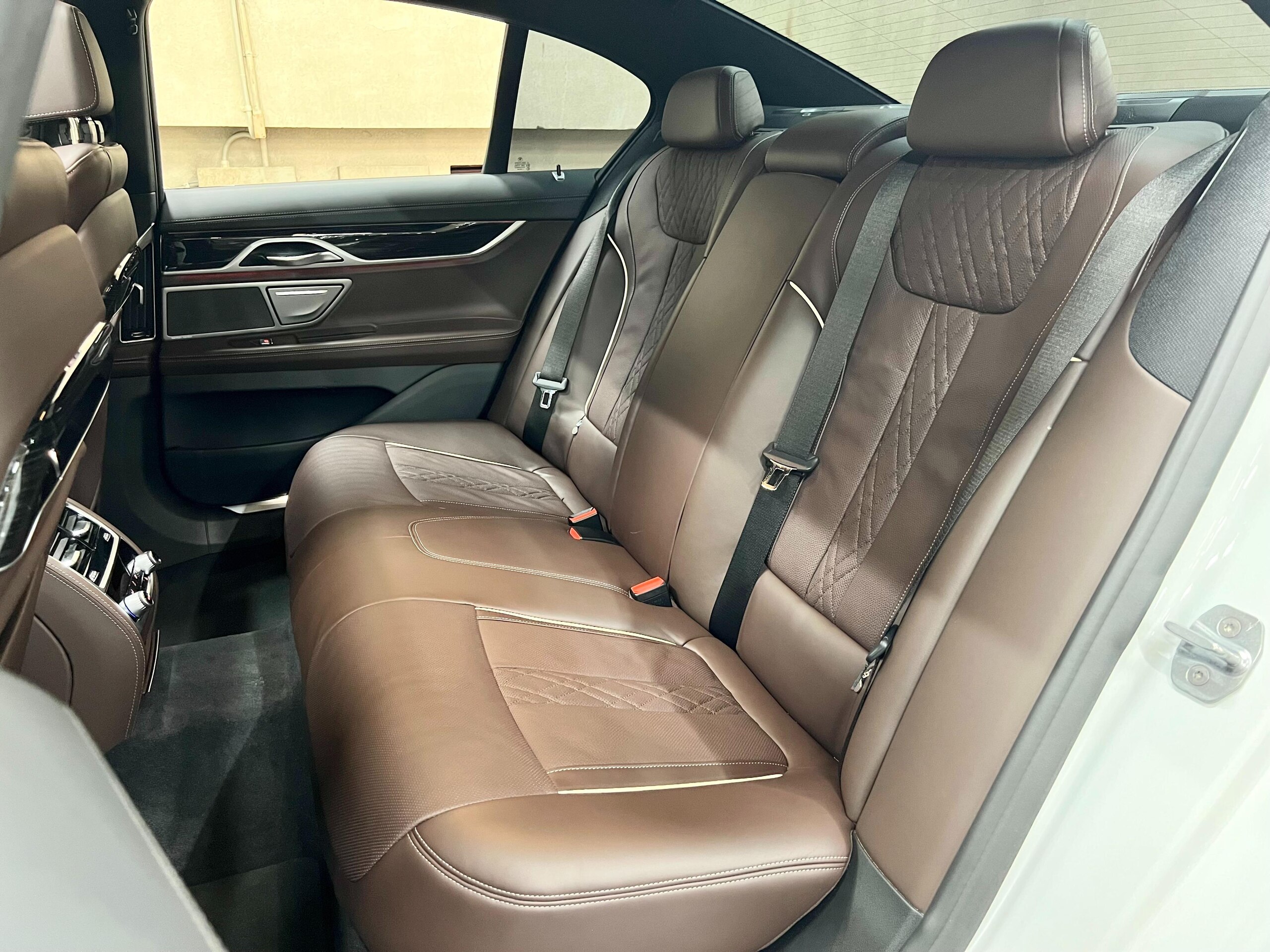 2020 BMW 750i xDrive M Sport — Photo 17 / 19