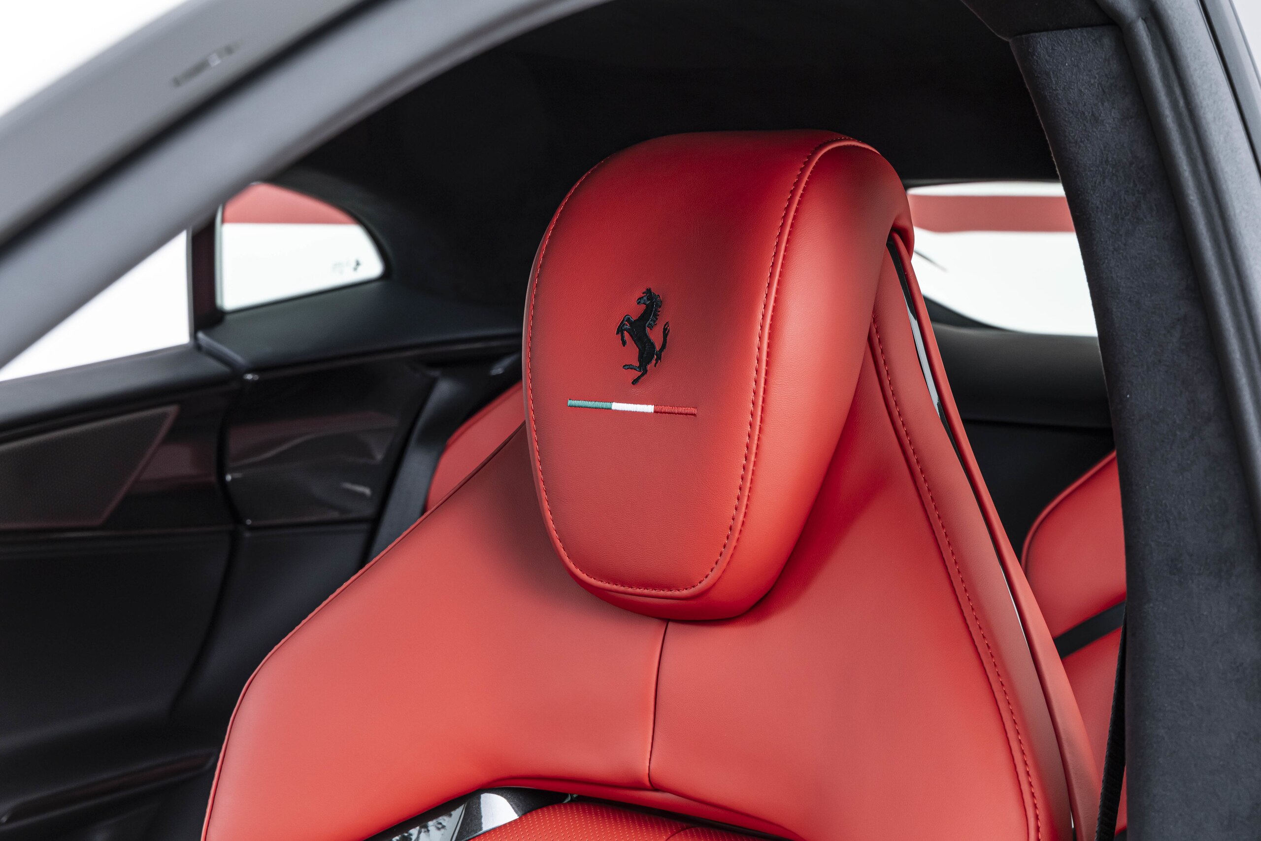 2025 Ferrari Purosangue — Photo 10 / 32