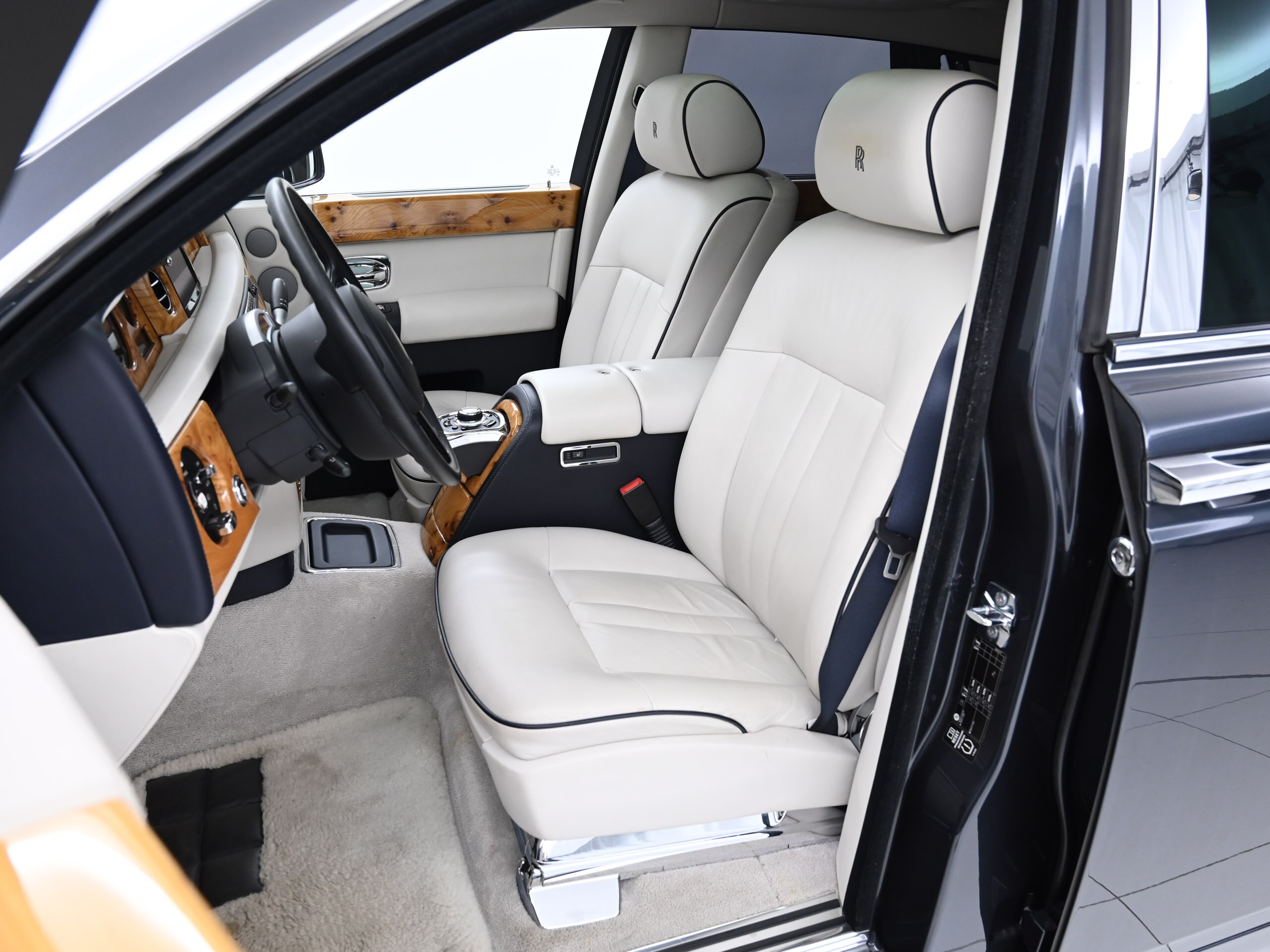 2015 Rolls-Royce Phantom — Photo 9 / 27