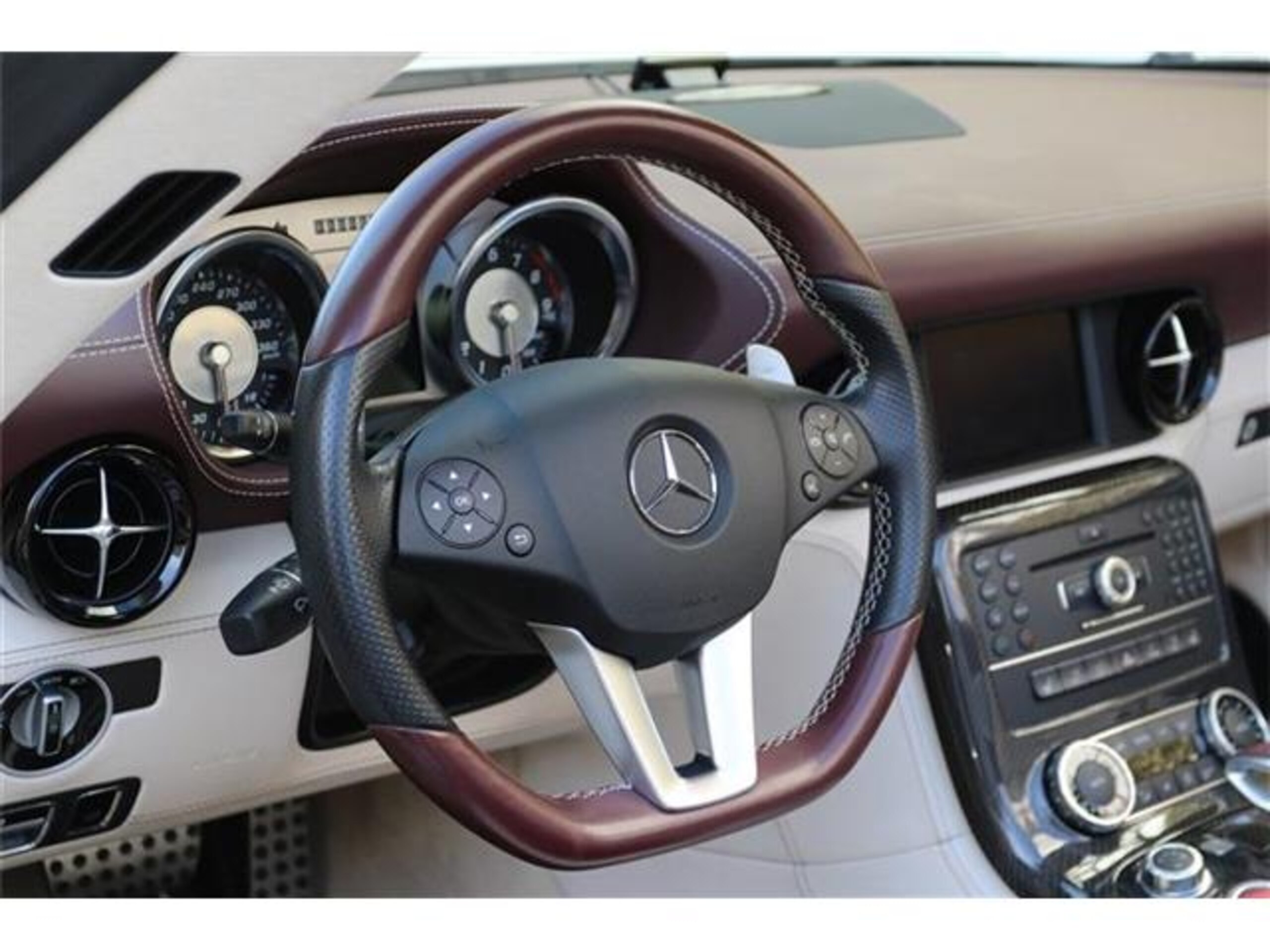 2013 Mercedes Benz SLS AMG Roadster — Photo 7 / 15