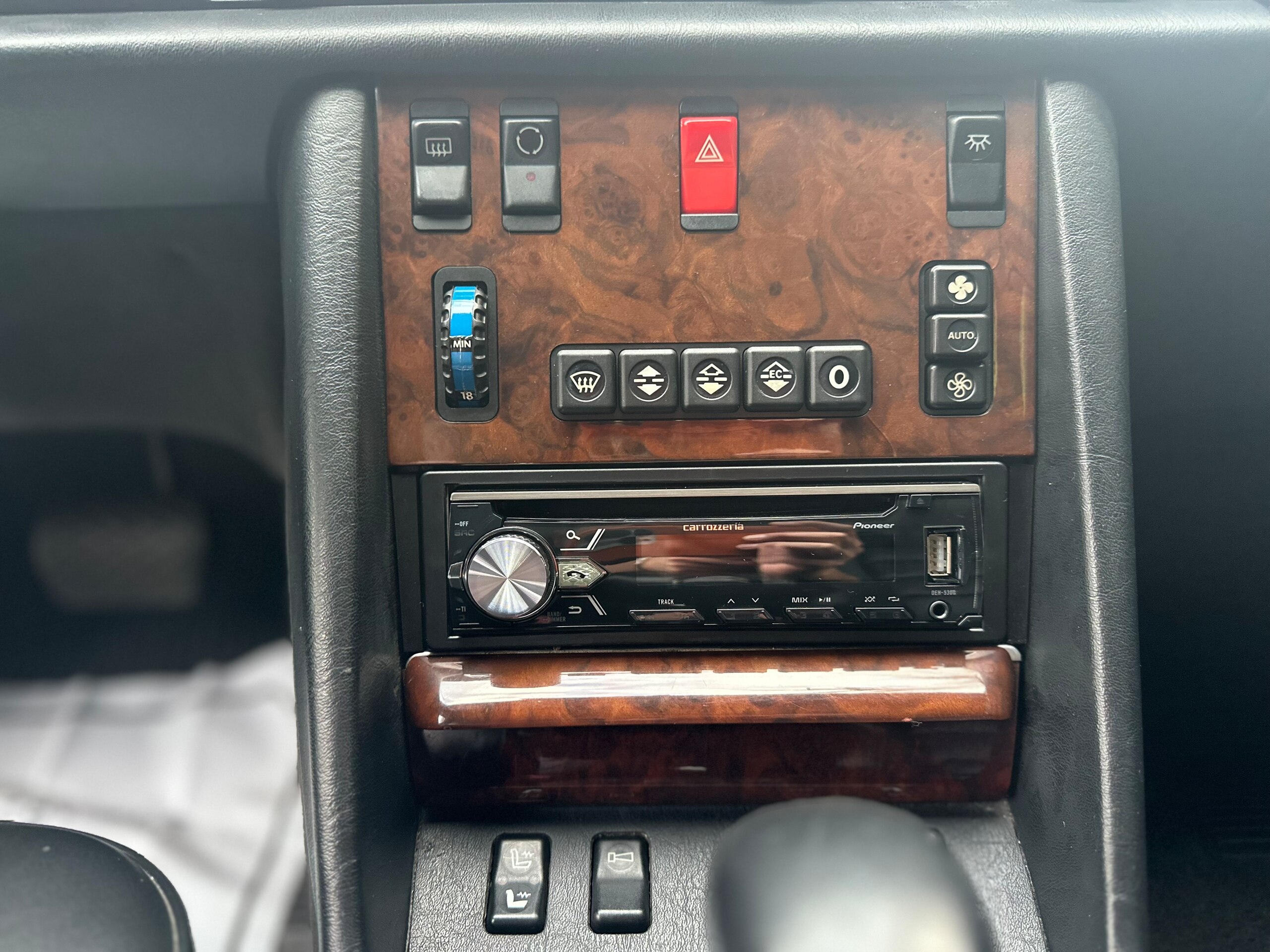 1991 Mercedes Benz 560SEC — Photo 9 / 17