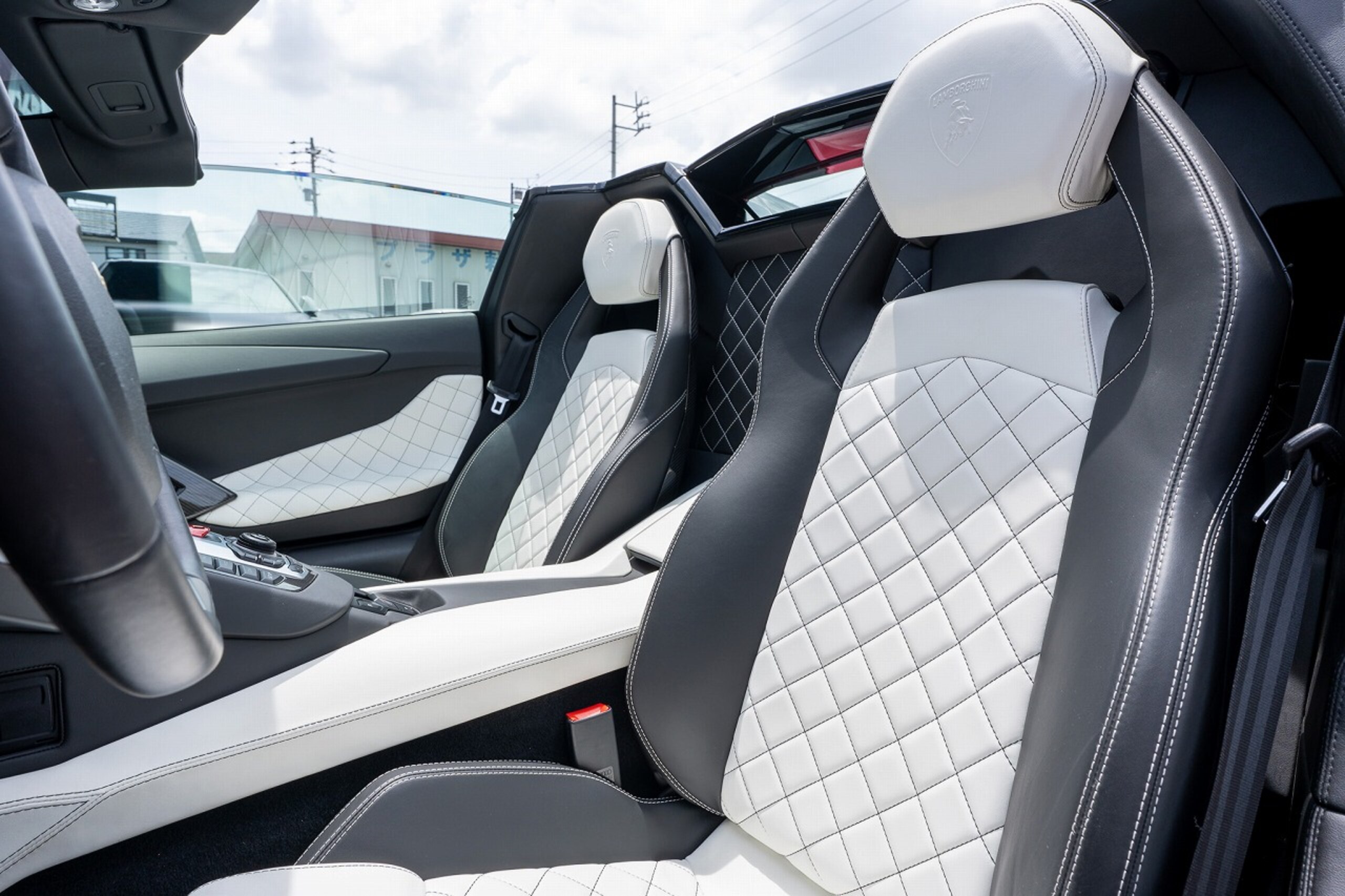 2015 Lamborghini Aventador Roadster — Photo 7 / 16