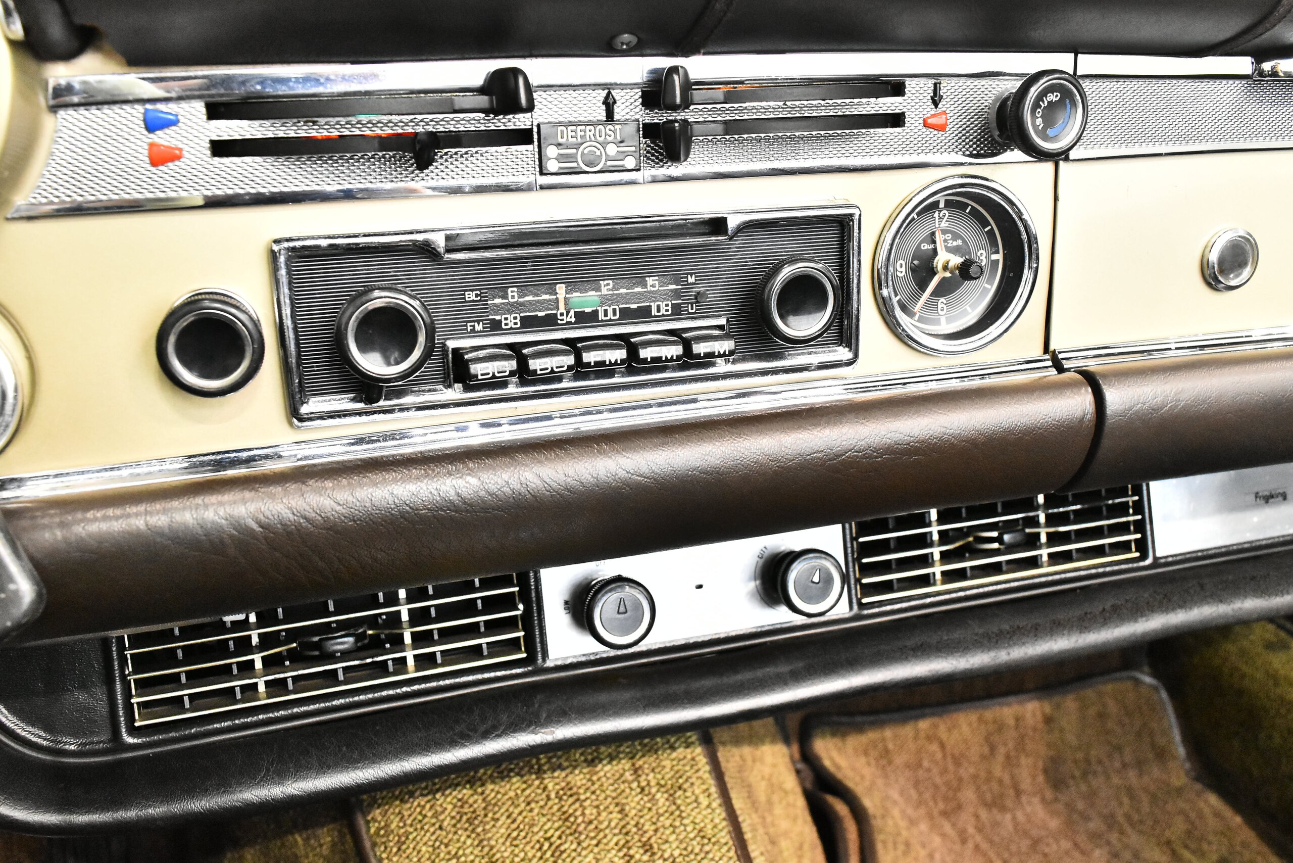 1970 Mercedes Benz 280SL — Photo 11 / 16