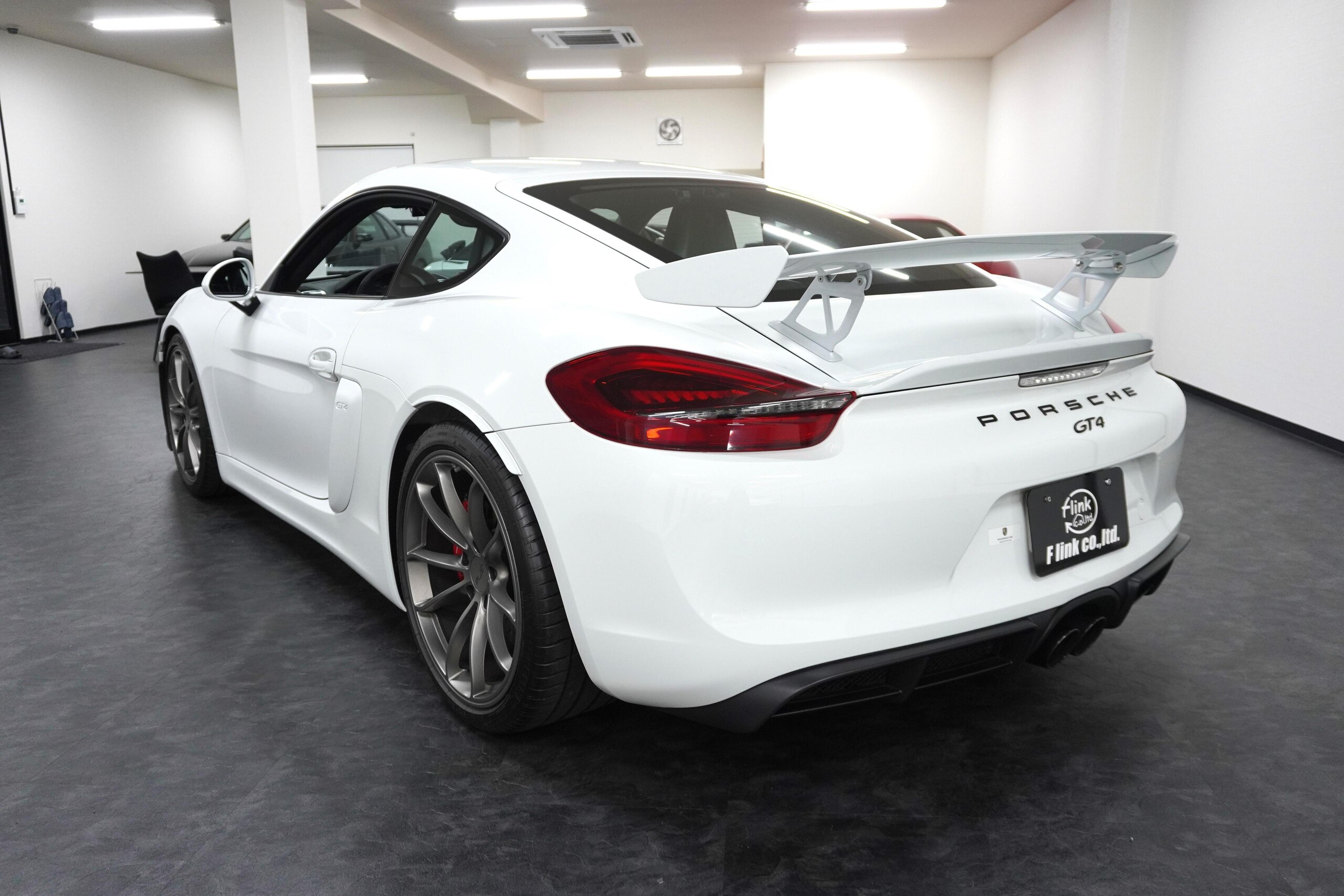 2015 Porsche Cayman GT4 — Photo 6 / 17