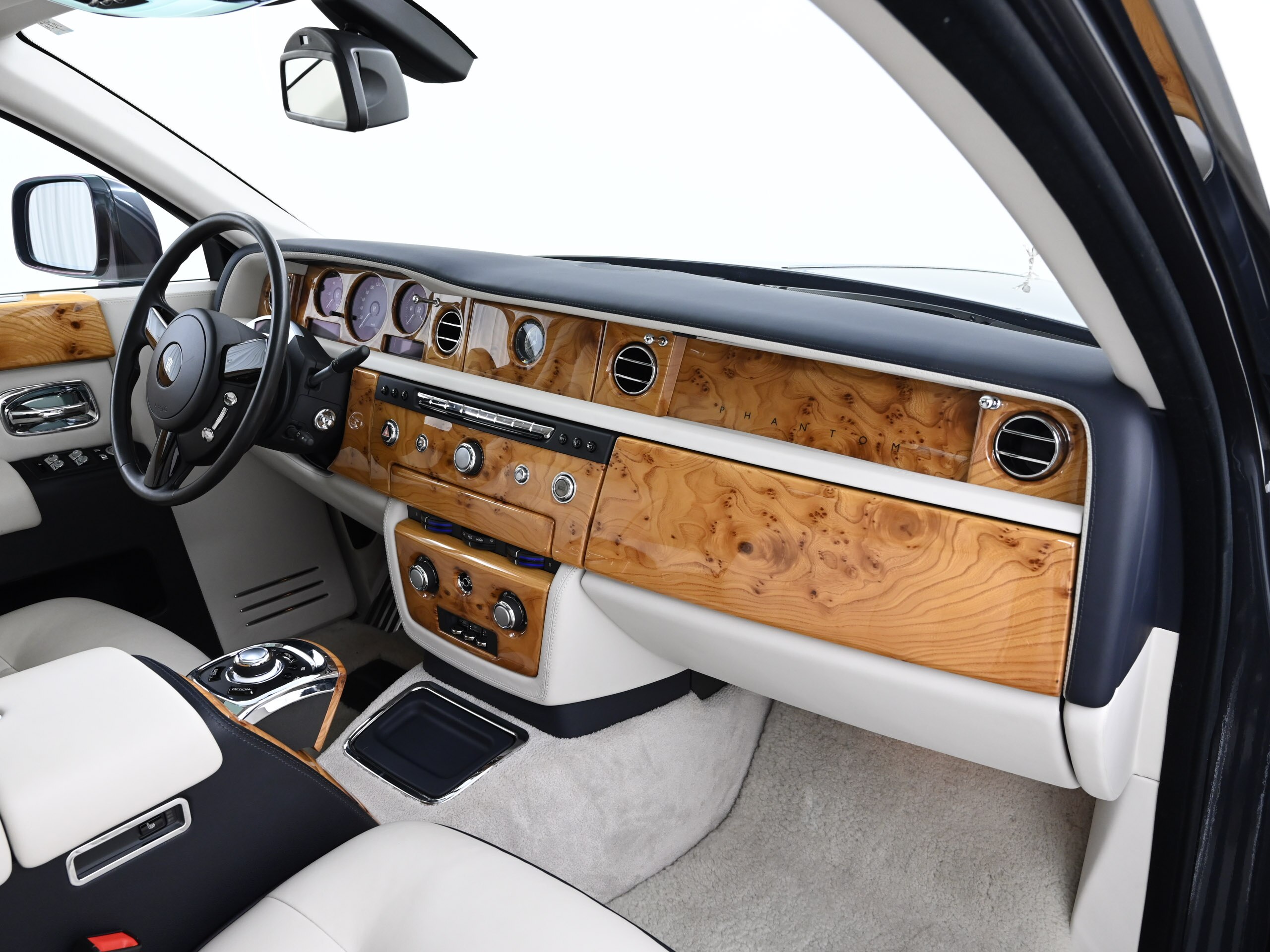2015 Rolls-Royce Phantom — Photo 18 / 27