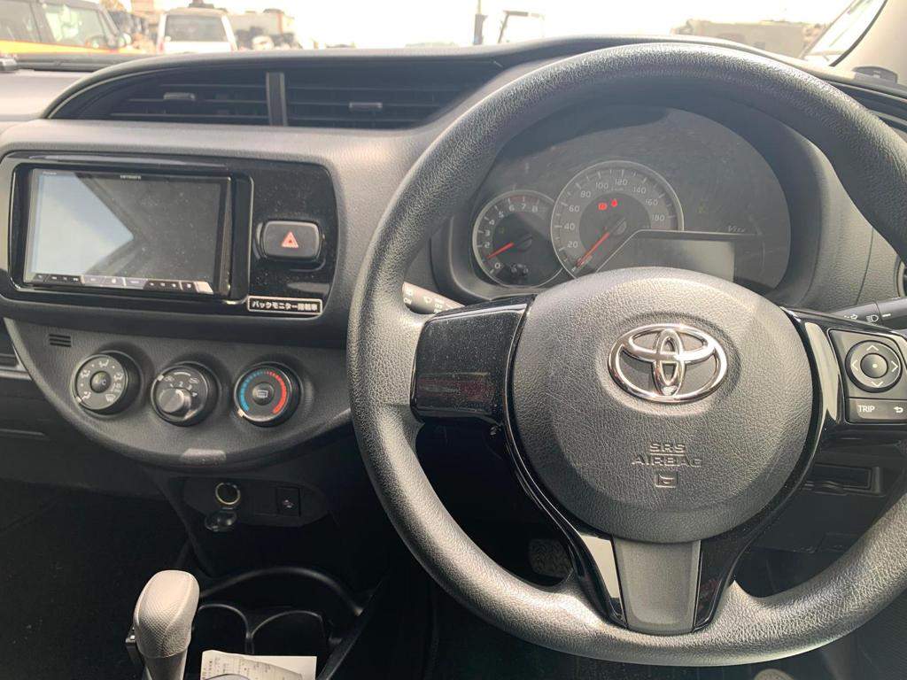 2019 Toyota Vitz — Photo 12 / 21