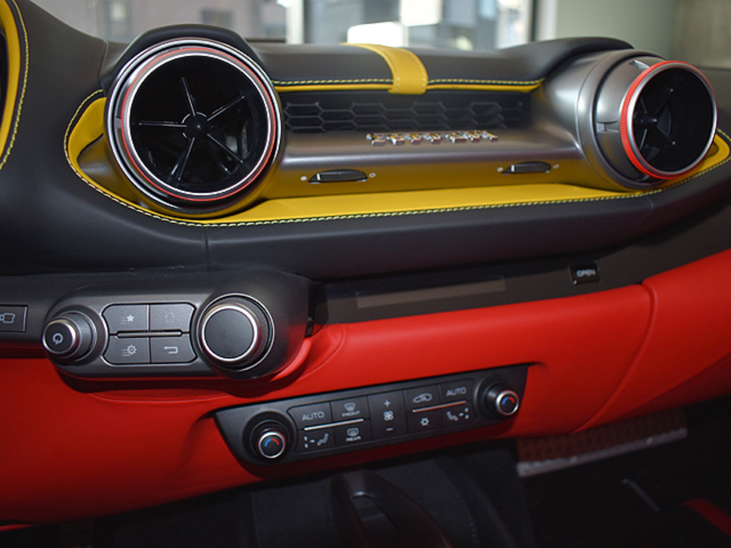 2021 Ferrari 812GTS — Photo 13 / 20